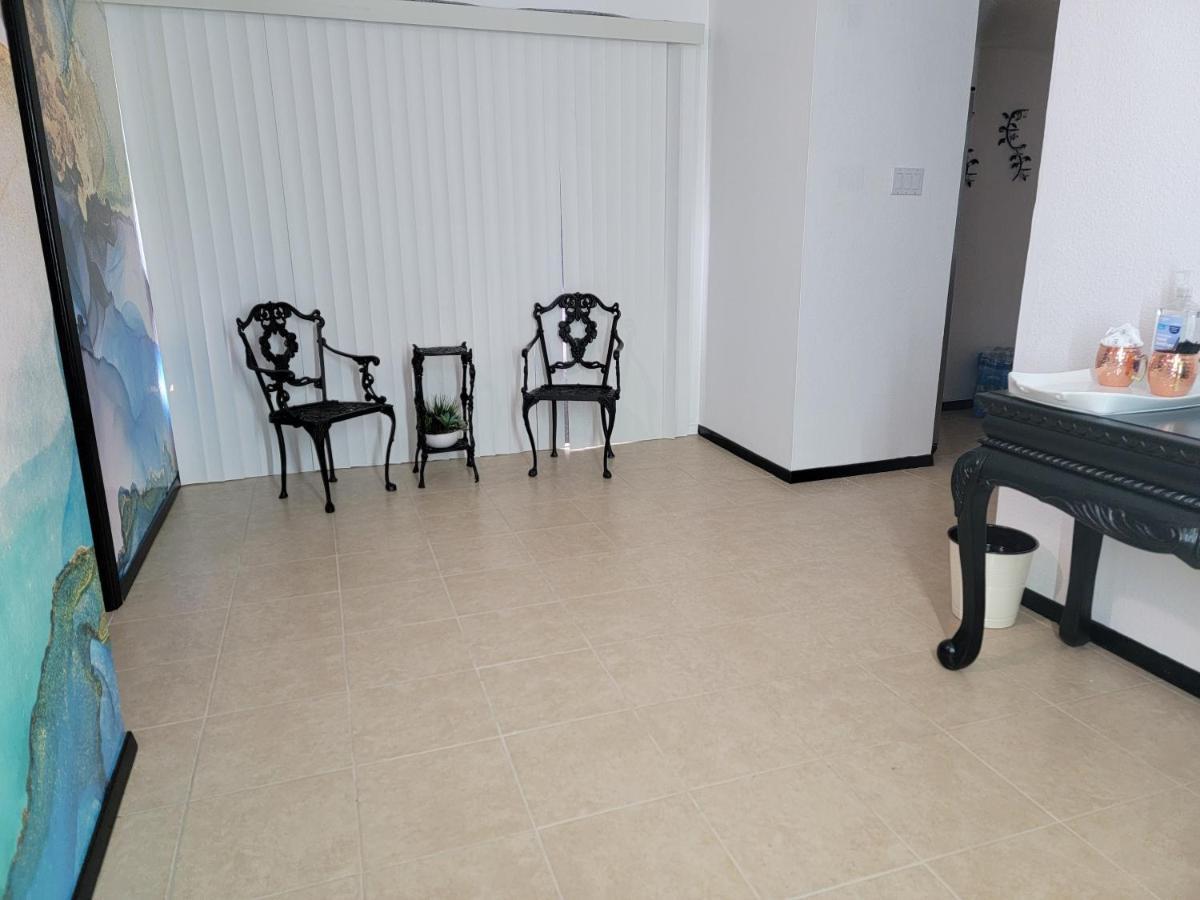 Orangewood & 51Ave Homestay - Not A Hotel Glendale Extérieur photo